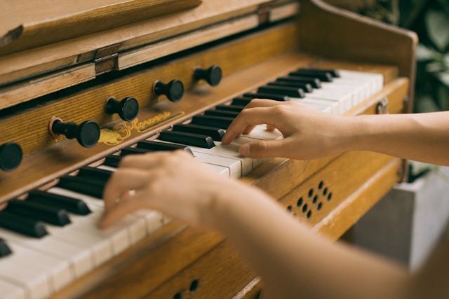 Hands playing organ